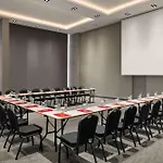 Ramada By Wyndham מלון