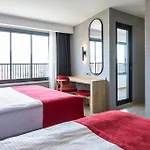 Ramada By Wyndham מלון 5*
