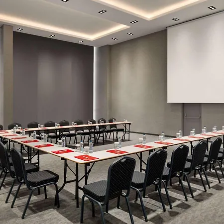 Ramada By Wyndham מלון