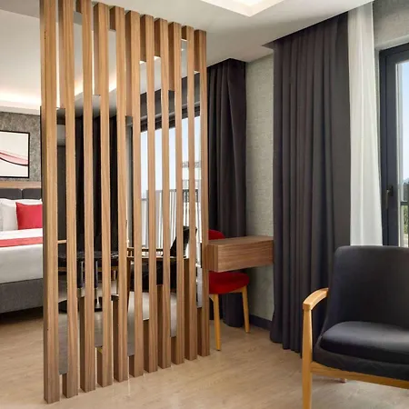 Ramada By Wyndham מלון