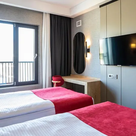 Ramada By Wyndham מלון