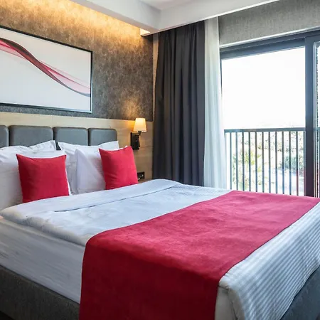 Ramada By Wyndham מלון דלמן