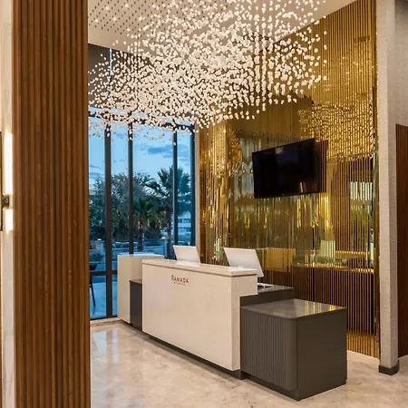 Ramada By Wyndham מלון דלמן