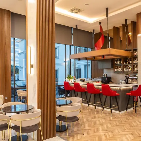 Ramada By Wyndham מלון