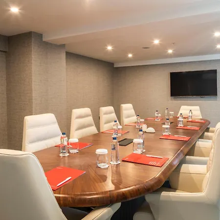 Ramada By Wyndham מלון 5*