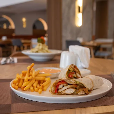 Ramada By Wyndham מלון