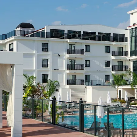 Ramada By Wyndham מלון