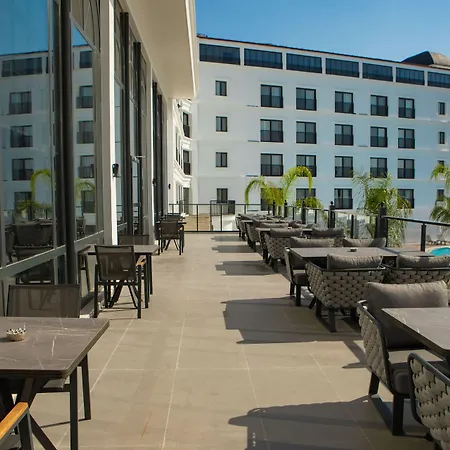 Ramada By Wyndham מלון 5*